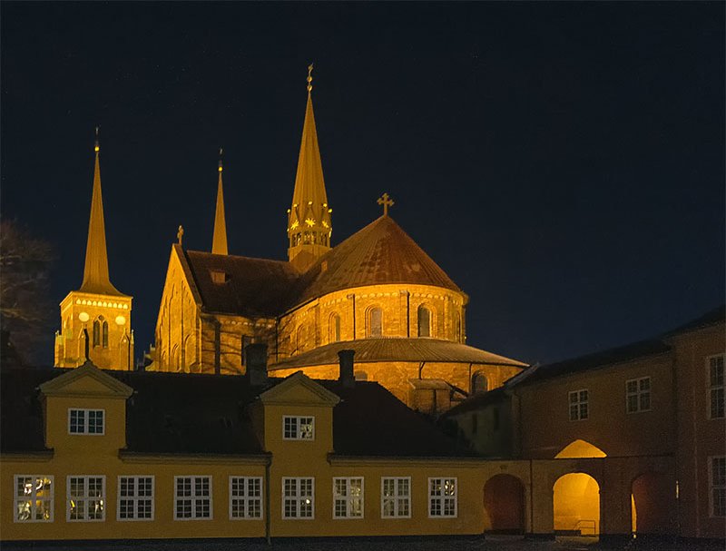 roskilde-dome-by-night-postcard.jpg